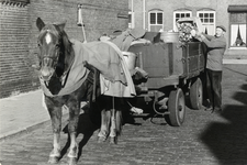 602277 Afbeelding van schillenboer H.P. Gaasenbeek met zijn paard en wagen in de Jan van der Heijdenstraat te ...
